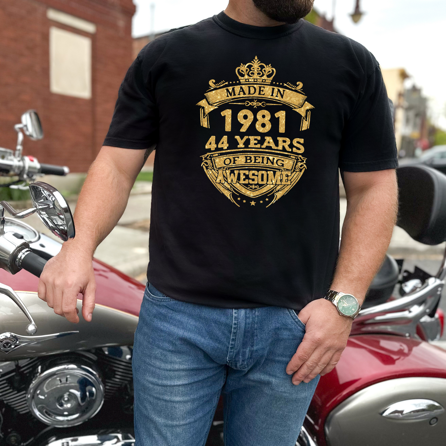 MADE IN 1981 44 YEARS OF BEING AWESOME PREMIUM QUALITY CLASSIC T-SHIRT