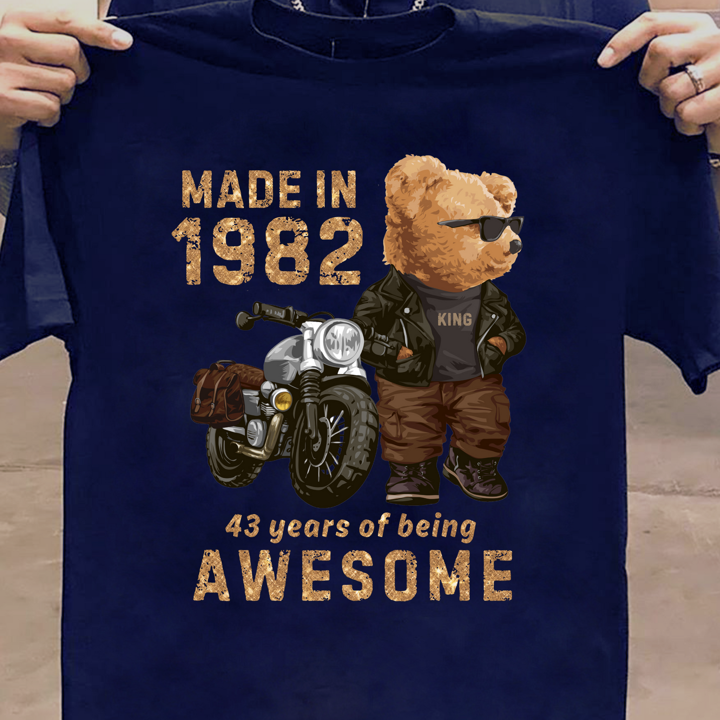MADE IN 1982 43 YEARS OF BEING AWESOME (PANDA) PREMIUM QUALITY T-SHIRT