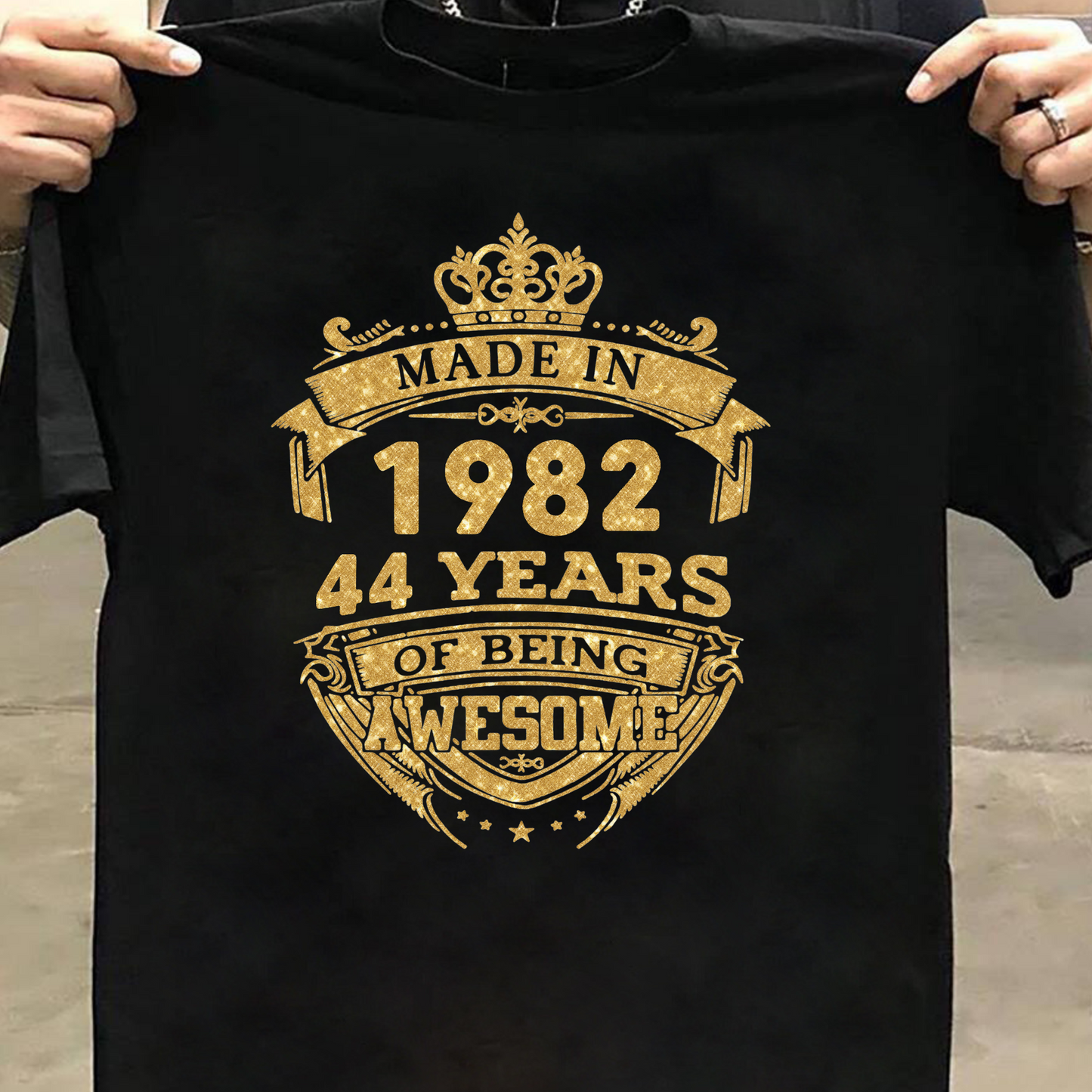 MADE IN 1982 44 YEARS OF BEING AWESOME PREMIUM CLASSIC T-SHIRT