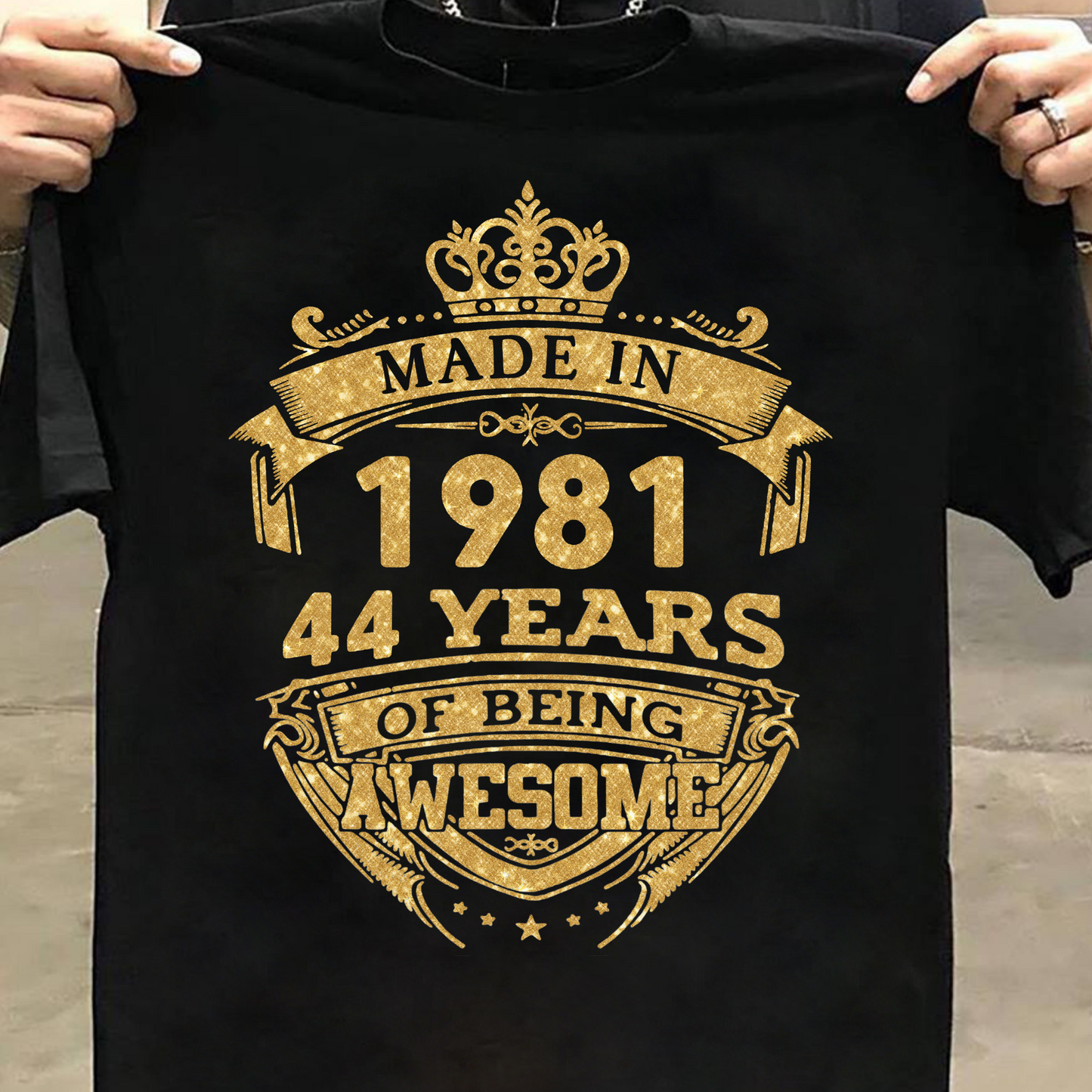 MADE IN 1981 44 YEARS OF BEING AWESOME PREMIUM QUALITY CLASSIC T-SHIRT