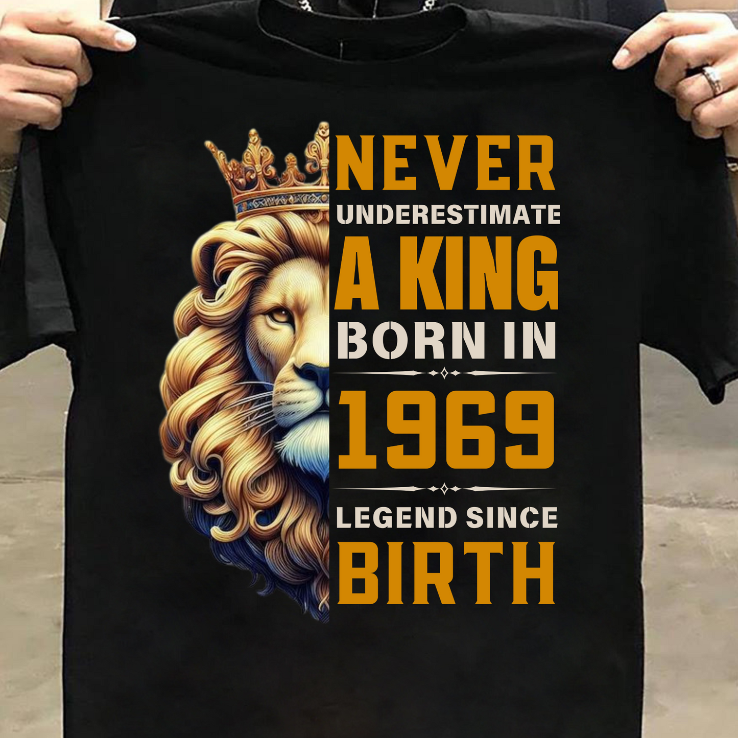 NEVER UNDERESTIMATE A KING BORN IN 1969 LEGEND SINCE BIRTH CLASSIC T-SHIRT