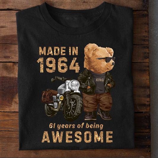MADE IN 1964 61 YEARS OF BEING AWESOME (PANDA) PREMIUM QUALITY T-SHIRT